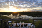 Gediegene Sonnenuntergang-Apéro's vom Pooldeck des Duma Tau Wilderness Camp am Linyanti-Fluss im Okavango-Delta