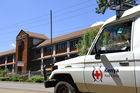 Rot-Kreuz Auto im humanitären Einsatz  in Kenya's Rift Valley.  REd Cross Car in front of Kenya Red Cross Headquarter. 