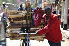 Hoffnungslose Zukunft für viele junge Kenianer: Ein junger Mann scheppt Brennholz auf seinem Fahhrrad durch die Strassen von Eldoret in Rift VAlley, wo noch immer über 100'000 Flüchtlinge in Camps leben, 