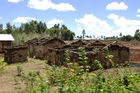 Bei den politischen Unruhen in Kenya abgebranne Farmhäuser in Eldoret, im Rift Valley, wo 300'000 Personen vertrieben wurden und noch immer 100'000 in Flüchtlingscapms leben. Burned down houses after the political riots in Kenias Rift Valley near Eldoret, where more than 300'000 people fleet and more than 1200 died