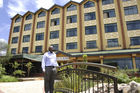 Kenya Red Cross Vizegeneralsekretär Dr.James Kisia in NAirobi. Kenya Red Cross Deputy Secretary General Dr. James Kisia. The only Red Cross Hotel in the world is in Nairobi. Das weltweit einzige Rot-Kreuz-Hotel in Nairobi