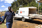 Eine von zehn Rot-Kreuz-Holzwerkstätten für den Wiederaufbau der Bauernhütten von vertriebenen Flüchtlingen.  One of 10 Kenya Red Cross timber sites for reconstruction Kenyan farmhouses. 