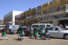 Eldoret, Rift VAlley: Schülerinnen auf dem Weg zum Unterricht aber in eine schwierige Zukunft.  