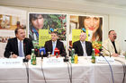 (C)fotodienst/Anna Rauchenberger -  Wien, am 20.04.2009 - FAIRTRADE Jahresbilanz-Pressekonferenz im Hotel Stefanie: Trotz der Wirtschaftskrise entwickelt sich FAIRTRADE erfreulich. FOTO: Dr. Martin Schick, Inhaber der Schick-Hotels, Dr. Michael Spindelegger, Bundesminister für europäische und internationale Angelegenheiten, Mag. Hartwig Kirner, FAIRTRADE Geschäftsführer, Prof. Peter Schnedlitz, Vorstand des Instituts für Handel und Marketing der WU Wien