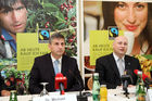 (C)fotodienst/Anna Rauchenberger -  Wien, am 20.04.2009 - FAIRTRADE Jahresbilanz-Pressekonferenz im Hotel Stefanie: Trotz der Wirtschaftskrise entwickelt sich FAIRTRADE erfreulich. FOTO: Dr. Michael Spindelegger, Bundesminister für europäische und internationale Angelegenheiten, Mag. Hartwig Kirner, FAIRTRADE Geschäftsführer