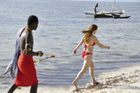 Touristin auf der Flucht vor aufdringlichen MAsaii-Beach-Boys in Mombasa, young femal tourist fleeing from Masaai-Beach-Boy in Mombasa