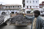 Iron-worker in the harbour of Mombasa are carring piece by piece of the heavy iron down to the ship in Mombasas harbour. Stahl wird von Arbeitern auf die Boote in Mombasas HAfen getragen