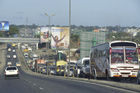 Rush-hour in Mombasa. Die Autos und Lastwagen stauen sich zwischen dem Hafen und dem Flughafen