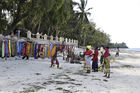 Mombasa Stränden sind meneschenleer. Das Land leidet noch immer am Touristenschwund nach den politischen Unruhen. Die Souvenierverkäufer verdienen nichts. Mombasa's beaches are empty. There are hardly any tourists. Kenya is stillsuffering from the post election riots