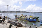 Stahlträger werden im Hafen von MOmbasa auf einen Frachter verladen