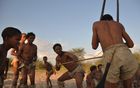 Naro Bushmen in der Zentral Kalahari. Die letzten 15'000 Überlebenden einer untergehenden Urahnen- und Nomadenkultur. 
Die San sterben bald aus und mkit Ihnen geht ein Stück Geschichte Afrika's unter.