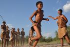 Tanzende Ureinwohner, Buschmänner, Naro-San, in der Zentral-Kalahari, wo rund 16'000 der letzten Ureinwohner leben