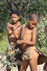 Buschmänner-Kinder in der Zentral-Kalahari bei der Grassland Safari Lodge nahe Ghanzi 