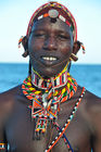 Masai Men with traditional neckrings. Junger Masai-Mann mit GTlasperlenschmuck um den Nacken