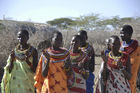 Samburu-Village-women with beautifull neckless beatwork. Samburu-Frauen mit wunderschönem Ohr- und Nackenschmuck aus bunten Glasperlen