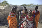 Samburu-Village-women with beautifull neckless beatwork. Samburu-Frauen mit wunderschönem Ohr- und Nackenschmuck aus bunten Glasperlen