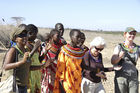 Kulturaustausch: Cultural Meeting of Samburu-Village-women and white LAdies. Treffen von Samburu-Frauen und europäischen Frauen. 