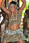 Masai-Frau; tanzt; tanzend; Diani Reef VIP-Empfang; Diani Reef. Masai-Frau dancing at Diani Reef Mombasa for VIP-welcome ceremony; Hotellerie; Tourismus; tourism; tourist; traditional music