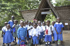 Kenyanische Schulkinder besuchen den Haller Park: Die ehemaligen Kalk-Steinbrüche wurden von einem Schweizer renaturiert und in einen Tierpark umgewandelt. Kenyan school-children visiting Haller Park in Mombasa, where a swiss from Lenzburg renaturated 