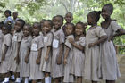 Kenyanische Schulkinder besuchen den Haller Park: Die ehemaligen Kalk-Steinbrüche wurden von einem Schweizer renaturiert und in einen Tierpark umgewandelt. Kenyan school-children visiting Haller Park in Mombasa