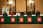 (C)fotodienst/Anna Rauchenberger -  Wien, am 15.04.2009 - Equal Pay Day: Ein hochkarätig besetztes Podium diskutiert zu Einkommensunterschieden zwischen Männern und Frauen. Eine verbindliche Regelung soll helfen, die Einkommensschere zu verkleinern. FOTO v.l.: Bettina Gneisz-Al-Ani,  Marek Christine, Föderl-Schmid Alexandra, Heinisch-Hosek Gabriele, Römer Renate, Vizepräsidentin BPW Austria Michaela Muschitz