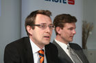 (C) fotodienst; Julia Fuchs, Wien - CEE Equity Strategy:
Märkte bleiben volatil, aber Bodenbildung erscheint realistisch. Foto:(vlnr): Gerald Walek(Analyst der Erste Group Bank), Henning Esskuchen (Co-Head CEE Equity Research)