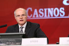 (C) fotodienst/Anna Rauchenberger - Wien, 3.4.2009 - Bilanzpressekonferenz der Casinos Austria im Studio 44 am Rennweg. Die Casinos Austria konnten eine positive Umsatzentwicklung verzeichnen. FOTO: Dr. Karl Stoss, Generaldirektor und Vorstandsvorsitzender der Österreichischen Lotterien und der Casinos Austria