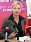 (C) fotodienst/Anna Rauchenberger - Wien, 02.03.2009 - Die Frauenstadträtin der Stadt Wien will einschränkende Rollenbilder aufbrechen und präsentiert das neue RollenBilderBuch, das zur Selbstreflexion über Rollenklischees anregen soll. FOTO: Frauenstadträtin Sandra Frauenberger