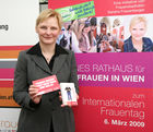 (C) fotodienst/Anna Rauchenberger - Wien, 02.03.2009 - Die Frauenstadträtin der Stadt Wien will einschränkende Rollenbilder aufbrechen und präsentiert das neue RollenBilderBuch, das zur Selbstreflexion über Rollenklischees anregen soll. FOTO: Frauenstadträtin Sandra Frauenberger