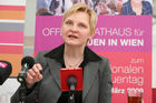 (C) fotodienst/Anna Rauchenberger - Wien, 02.03.2009 - Die Frauenstadträtin der Stadt Wien will einschränkende Rollenbilder aufbrechen und präsentiert das neue RollenBilderBuch, das zur Selbstreflexion über Rollenklischees anregen soll. FOTO: Frauenstadträtin Sandra Frauenberger