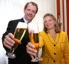 (C) fotodienst/Anna Rauchenberger - Wien, 23.02.2009 - Verband der Brauereien Österreichs: Erfolgsbilanz 2008 für heimische Brauereien - Österreich ist 'Bier-Vizeweltmeister'. 2008 wurden 8,6 Mio Hektoliter Bier konsumiert, das ist ein Plus von 2 Prozent gegenüber 2007. Mit 109,3 Liter Pro-Kopf-Verbrauch Bier liegt Österreich nach Tschechien auf Platz 2. FOTO v.l.: DI Dr. Markus Liebl, Obmann des Verbandes der Brauereien Österreichs, Verbandsgeschäftsführerin Mag. Jutta Kaufmann-Kerschbaum (Verband der Brauereien Österreichs)