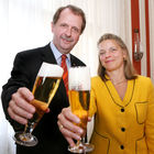 (C) fotodienst/Anna Rauchenberger - Wien, 23.02.2009 - Verband der Brauereien Österreichs: Erfolgsbilanz 2008 für heimische Brauereien - Österreich ist 'Bier-Vizeweltmeister'. 2008 wurden 8,6 Mio Hektoliter Bier konsumiert, das ist ein Plus von 2 Prozent gegenüber 2007. Mit 109,3 Liter Pro-Kopf-Verbrauch Bier liegt Österreich nach Tschechien auf Platz 2. FOTO v.l.: DI Dr. Markus Liebl, Obmann des Verbandes der Brauereien Österreichs, Verbandsgeschäftsführerin Mag. Jutta Kaufmann-Kerschbaum (Verband der Brauereien Österreichs)