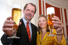 (C) fotodienst/Anna Rauchenberger - Wien, 23.02.2009 - Verband der Brauereien Österreichs: Erfolgsbilanz 2008 für heimische Brauereien - Österreich ist 'Bier-Vizeweltmeister'. 2008 wurden 8,6 Mio Hektoliter Bier konsumiert, das ist ein Plus von 2 Prozent gegenüber 2007. Mit 109,3 Liter Pro-Kopf-Verbrauch Bier liegt Österreich nach Tschechien auf Platz 2. FOTO v.l.: DI Dr. Markus Liebl, Obmann des Verbandes der Brauereien Österreichs, Verbandsgeschäftsführerin Mag. Jutta Kaufmann-Kerschbaum (Verband der Brauereien Österreichs)