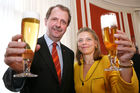 (C) fotodienst/Anna Rauchenberger - Wien, 23.02.2009 - Verband der Brauereien Österreichs: Erfolgsbilanz 2008 für heimische Brauereien - Österreich ist 'Bier-Vizeweltmeister'. 2008 wurden 8,6 Mio Hektoliter Bier konsumiert, das ist ein Plus von 2 Prozent gegenüber 2007. Mit 109,3 Liter Pro-Kopf-Verbrauch Bier liegt Österreich nach Tschechien auf Platz 2. FOTO v.l.: DI Dr. Markus Liebl, Obmann des Verbandes der Brauereien Österreichs, Verbandsgeschäftsführerin Mag. Jutta Kaufmann-Kerschbaum (Verband der Brauereien Österreichs)