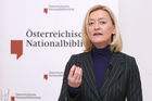 (C) fotodienst/Anna Rauchenberger - Wien, 13.02.2009 - Die Österreichische Nationalbibliothek präsentierte die Bilanz 2008 und stellte das Programm für 2009 vor, das nicht nur die weitere Digitalisierung der Bibliothek, sondern auch große Bau- und Sanierungsarbeiten vorsieht. FOTO: Dr. Johanna Rachinger, Generaldirektorin der Österreichischen Nationalbibliothek (ONB)