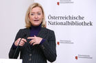 (C) fotodienst/Anna Rauchenberger - Wien, 13.02.2009 - Die Österreichische Nationalbibliothek präsentierte die Bilanz 2008 und stellte das Programm für 2009 vor, das nicht nur die weitere Digitalisierung der Bibliothek, sondern auch große Bau- und Sanierungsarbeiten vorsieht. FOTO: Dr. Johanna Rachinger, Generaldirektorin der Österreichischen Nationalbibliothek (ONB)