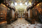 (C) fotodienst/Anna Rauchenberger - Wien, 13.02.2009 - Die Österreichische Nationalbibliothek präsentierte die Bilanz 2008 und stellte das Programm für 2009 vor, das nicht nur die weitere Digitalisierung der Bibliothek, sondern auch große Bau- und Sanierungsarbeiten vorsieht. FOTO: Prunksaal der Österreichischen Nationalbibliothek (ONB)