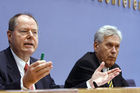 Berlin,den 05.11.2008-Bundespressekonferenz
Foto: Peer Steinbrueck, Bundesfinanzminister (links) und Bundeswirtschaftsminister Michael Glos
auf einer gemeinsamen Pressekonferenz zum Thema
Wachstums- und Beschaeftigungspaket.
Copyright by: Reiner Zensen,
Gallierweg 15,53117 Bonn,
Tel.0170-8119315 
Mail: photo@reinerzensen.de
Foto honorarpflichtig und nur zur redaktionellen
Verwendung,
{Postbank Koeln Konto-Nr.425811505;
BLZ 37010050,
Veroeffentlichung gegen Honorar plus 7% Mwst.,Steuer-Nr. 205/5336/1051,Finanzamt Bonn-Innenstadt}, {Honorarpflichtiges Pressebild,Verwendung gegen Honorar nach Vereinbarung u.Belegexemplar.Keine Weitergabe an Dritte,keine Syndikation,keine Aufnahme in Archive oder Datenbanken,welche Dritten offenstehen.}, {No Syndication,no passing on to third parties,no taking up in archives or databanks,which are open to anyone}.