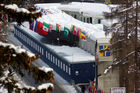 Der hermetisch abgeriegelte und mit den Fahnen der teilnehmenden Staaten geschmückte Eingang des WEF-Kongresszentrums in Davos. The main entracnce of the WEF congress center in Davos with the flags of the nations.