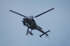 Ein Schweizer Armee-Helikopter fliegt über dem Kongresszentrum in Davos, wo das Weltwirtschaftsforum über 40 Staatsgäste anzieht. A Swiss army helicopter is flying above the congress center in Davos where the world economic forum is held