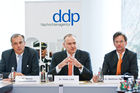 Dr. Martin Vorderwülbecke (neuer ddp-Eigentümer); Dr. Peter Löw (neuer ddp-Eigentümer); Dr. Matthias Schulze (Vorstand der ddp media holding AG und ddp-Geschäftsführer)