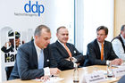 Dr. Martin Vorderwülbecke (neuer ddp-Eigentümer); Dr. Peter Löw (neuer ddp-Eigentümer); Dr. Matthias Schulze (Vorstand der ddp media holding AG und ddp-Geschäftsführer)