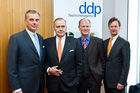 Dr. Martin Vorderwülbecke (neuer ddp-Eigentümer); Dr. Peter Löw (neuer ddp-Eigentümer); Joachim Widmann (ddp-Chefredakteur); Dr. Matthias Schulze (Vorstand der ddp media holding AG und ddp-Geschäftsführer)