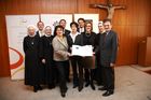 Das Krankenhaus der Barmherzigen Schwestern in Wien 6 wurde heute als erstes nach Qualitäts- und Wertekritierien gesamt zertifiziertes Krankenhaus in Wien ausgezeichnet. Foto:  hintere Reihe vlnr: Dr. Johannes Thomas, ärztl. Direktor,Thomas Pavek, GF und Verwaltungsdirektor, Dr. Michael Heinisch, GF Vinzenz Gruppe, Schwester Maria Michaela, Wertemanagerin, vordere Reihe vlng: Schwester Sigharda, General Oberin, Schwester Josefa, General Ökonomin, Reante Kaufmann, Bezirksvorsteherin, Anika Schilder pro Cum Cert, Mag. Beate Czegka, Pflegedirektorin, OA Dr. Ulrich Schmidbauer, Leiter Brustgesundheitszentrum