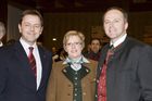 (C) fotodienst/Erika Mayer- Salzburg, 22.01.2009. Heffterhof Salzburg - Vertreter von über 100 Regionen nahmen an der Bundestagung der Genuss Region Österreich am Donnerstag in Salzburg teil. Höhepunkt der Veranstaltung war ein Empfang des neuen Landwirtschaftsministers Niki Berlakovich, der die Fortführung der erfolgreichen Initiative versprach. Die Genuss Region Österreich soll qualitativ und quantitativ weiter vertieft werden. (v.l.n.r.): Landwirtschaftsminister Di. Niki Berlakovich, Christine Eisl, Sepp Eisl