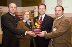 (C) fotodienst/Erika Mayer- Salzburg, 22.01.2009. Heffterhof Salzburg - Vertreter von über 100 Regionen nahmen an der Bundestagung der Genuss Region Österreich am Donnerstag in Salzburg teil. Höhepunkt der Veranstaltung war ein Empfang des neuen Landwirtschaftsministers Niki Berlakovich, der die Fortführung der erfolgreichen Initiative versprach. Die Genuss Region Österreich soll qualitativ und quantitativ weiter vertieft werden. 
(v.l.n.r.): Sepp Eisl, Christine Eisl, Di Niki Berlakovich, Karl Neuhofer