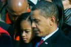 Der 44. US-Präsident und erste Afro-Amerikaner Barak Obama mit seiner älteren Tochter an der Inaugurationsfeier im Capitol in Washington