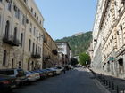Seitenstraße des Rustaweli-Boulevards. Dahinter beginnt die Armut.