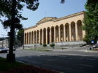 20 Jahre nach der Unabhängigkeit kämpft die Kaukasusrepublik Georgien mit dem schweren Erbe seiner 70jährigen sowjetischen Besatzung. Bild: Georgisches Parlament am Rustaweli-Boulevard.