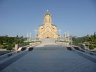 Die Zminda Sameba Kathedrale oberhalb des Zentrums von Tiflis un unweit des neuen Präsidentenpalastes ist die größte Kuppelbaukirche im Kaukasus und eine der größten orthodoxen Kirchen weltweit.